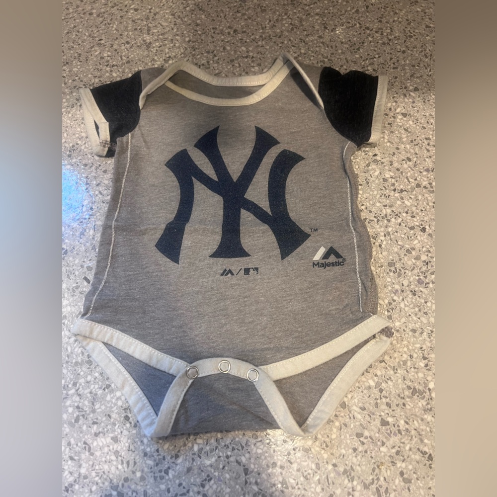 5 New York Yankees Baby Onesies & 1 Shirt w/diaper cover (6total) - Picture 7 of 8